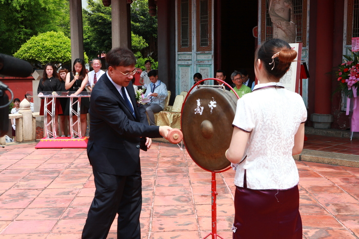 本校總執行長江金山博士鳴鑼祈福