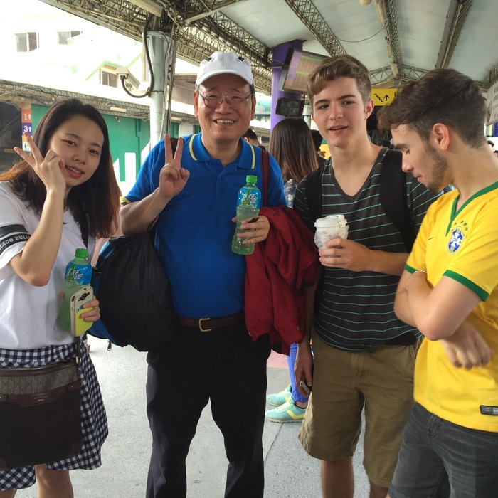 華語組長帶領下午場初級測驗學生前往考場（彰化火車站合影）(Our teacher took students to the test place by train.)